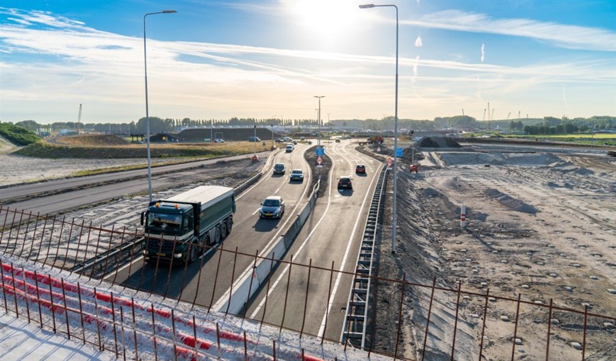 Bericht [beeld] Verkeer op eerste asfalt A16 Rotterdam bekijken